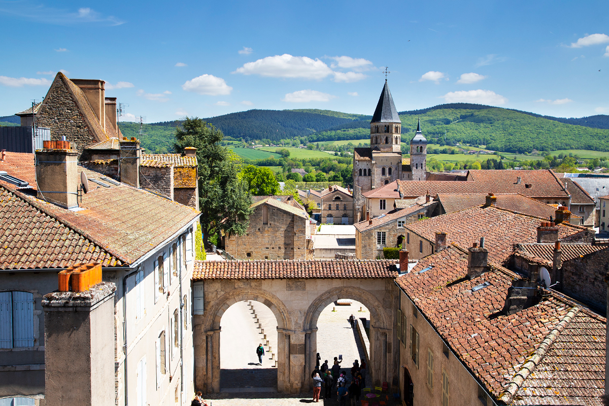 Les portes d'honneur devant l'abbaye de Cluny ©G.Pommier