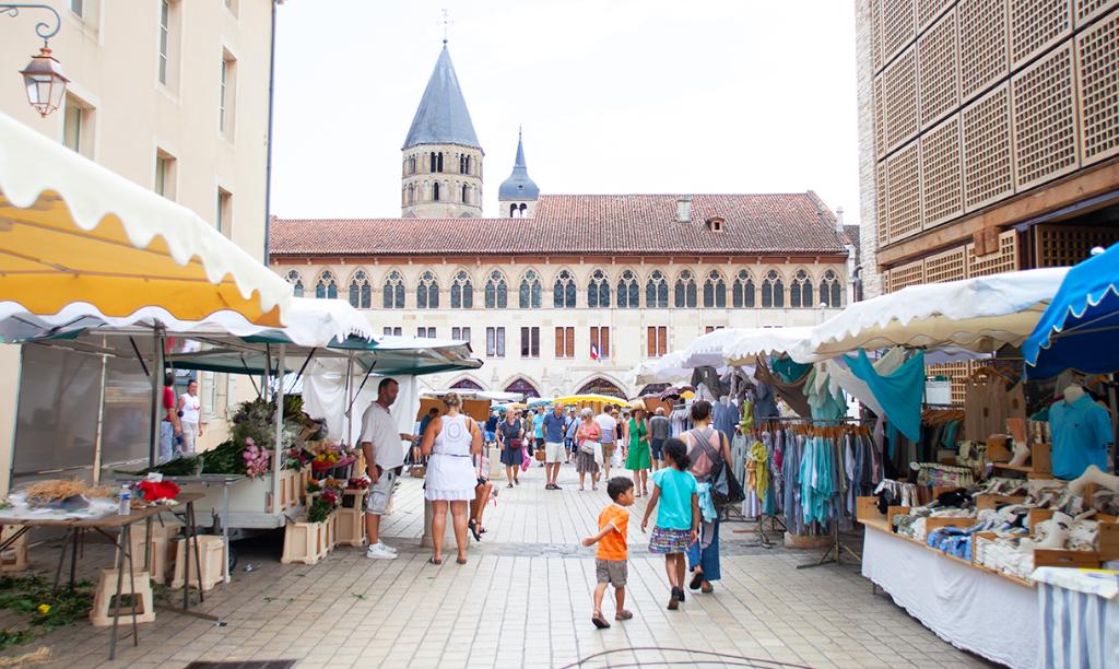 Marché hebdomadaire à Cluny ©G.Pommier